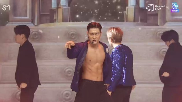 10 Cool Looks of Super Junior at Beyond the SUPER SHOW Concert, Wearing King Costumes and Siwon Showing Abs
