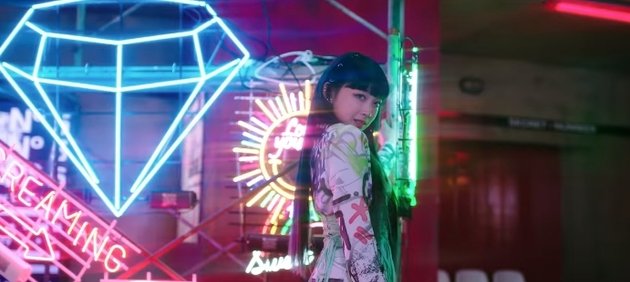 10 Stunning Looks of Dita Karang from Secret Number in the MV 'Who Dis?'