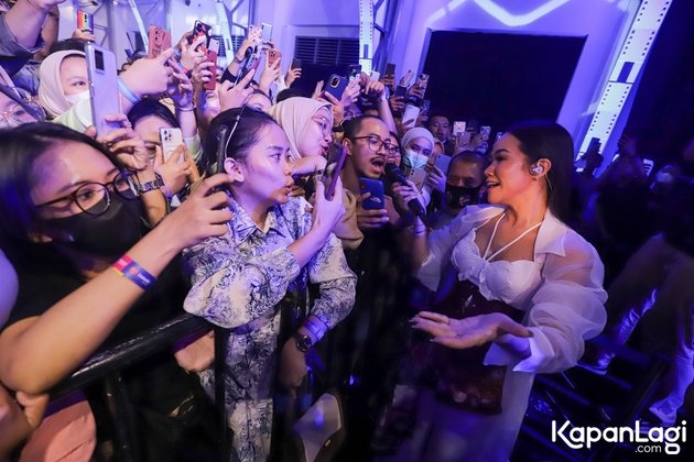 10 Portraits of Yura Yunita and Sivia Azizah's Appearance at Lazada Fest+, Hypnotizing the Audience with Heartbreak Songs