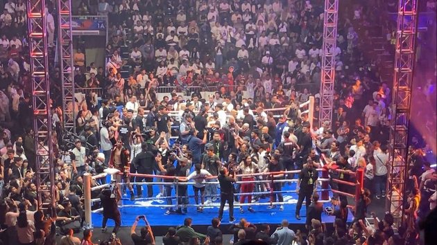 10 Portraits of El Rumi's Victory Celebration Boxing Match Against Jefri Nichol, Accompanied by Ahmad Dhani and Maia Estianty - Happy Despite Using Oxygen Tubes