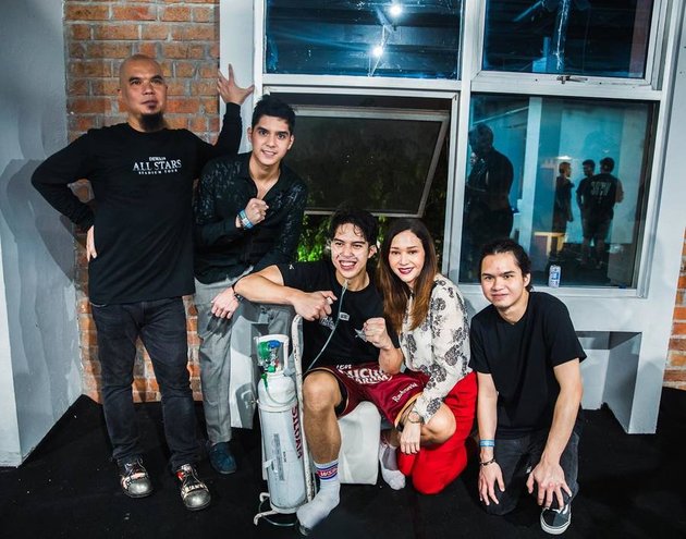 10 Portraits of El Rumi's Victory Celebration Boxing Match Against Jefri Nichol, Accompanied by Ahmad Dhani and Maia Estianty - Happy Despite Using Oxygen Tubes