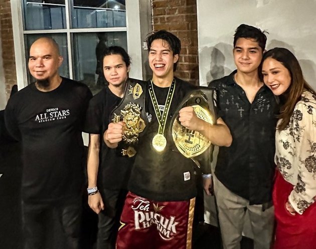 10 Portraits of El Rumi's Victory Celebration Boxing Match Against Jefri Nichol, Accompanied by Ahmad Dhani and Maia Estianty - Happy Despite Using Oxygen Tubes