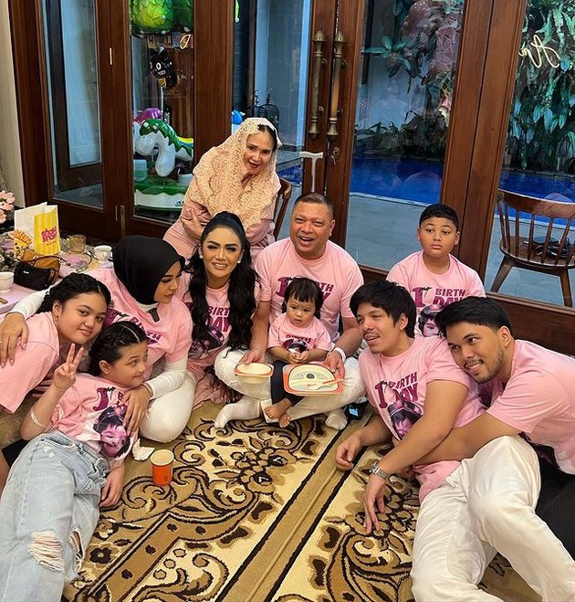 10 Portraits of Ameena's First Birthday Celebration, Aurel Hermansyah and Atta Halilintar's Daughter, Big Family Wearing Pink Shirts with Birthday Girl Picture