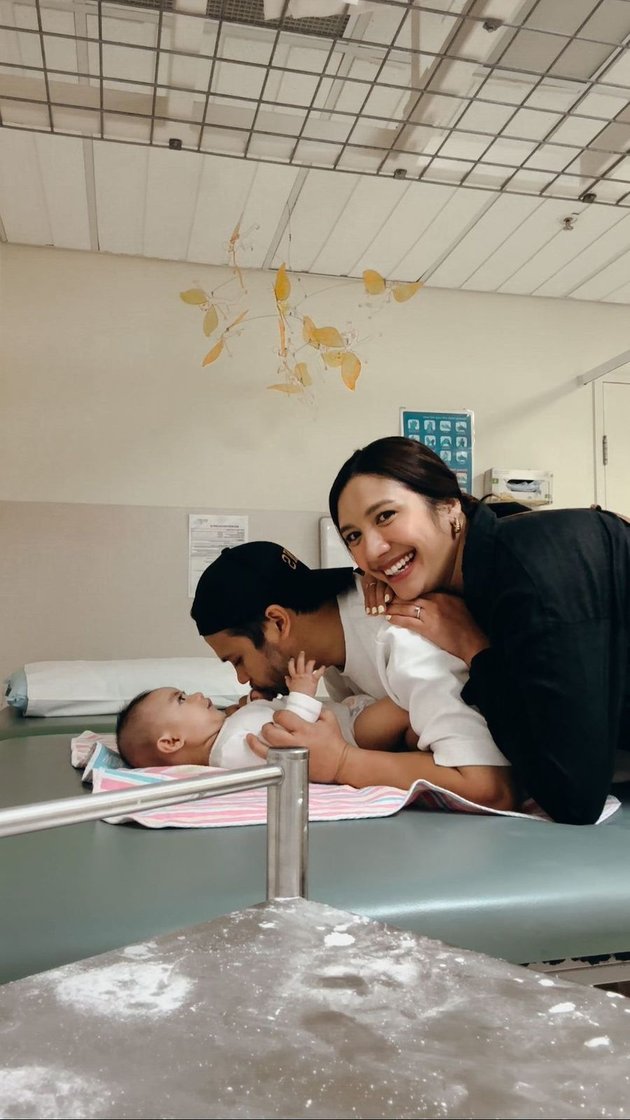 10 Portraits of Acha Sinaga's Struggle in Caring for Baby Kenan, Diagnosed with Hip Dysplasia at 3 Months Old - Must Use Assistive Device for 23 Hours a Day
