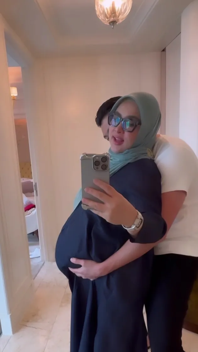 Perlakuan Manis Reino Barack pada Syahrini