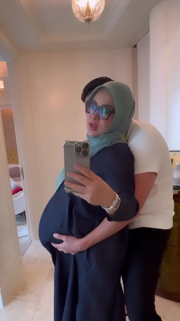 Perlakuan Manis Reino Barack pada Syahrini