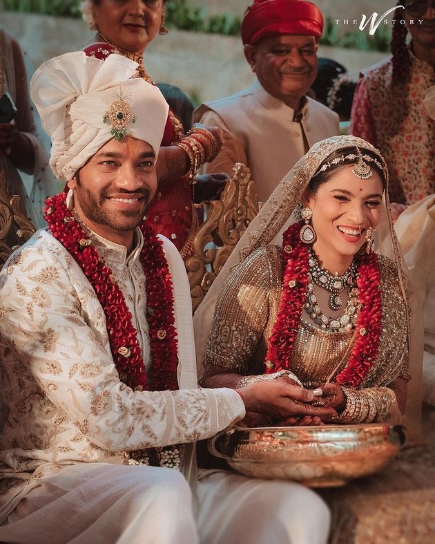 10 Portraits of Ankita Lokhande's 'Archana Mencari Cinta' Wedding and Vicky Jain, Super Luxurious All Gold