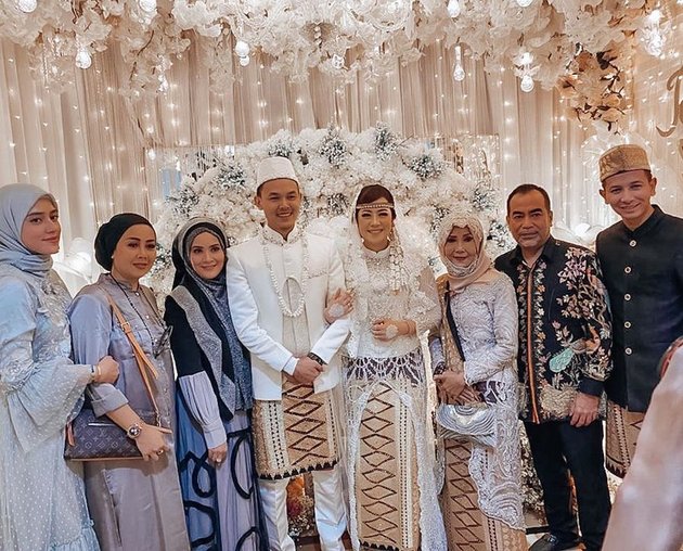 10 Portraits of Ian Polan's Wedding, Sonny Septian's Younger Brother, Sacredly Carrying Lampung Customs