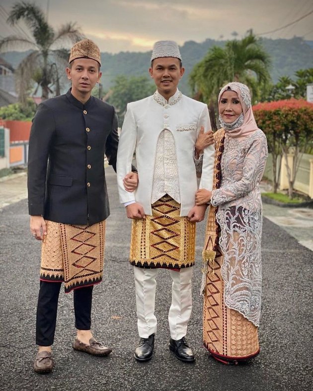 10 Portraits of Ian Polan's Wedding, Sonny Septian's Younger Brother, Sacredly Carrying Lampung Customs