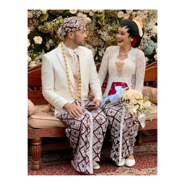 Keduanya tampil serasi dalam balutan pakaian adat Jawa bernuansa putih.