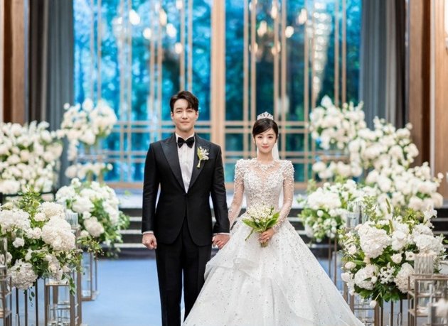 10 Portraits of Shim Hyung Tak and His Wife's Wedding, Who is 18 Years Younger, 'Jungkook BTS' Twin, Beautifully Wearing a Wedding Dress