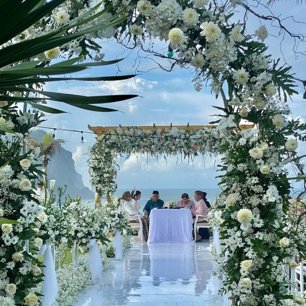 10 Photos of Tri Suaka and Nabila Maharani's Luxury Wedding by the Beach, Rich in Javanese Tradition - The Dowry is in the Form of Meaningful Money and Gold