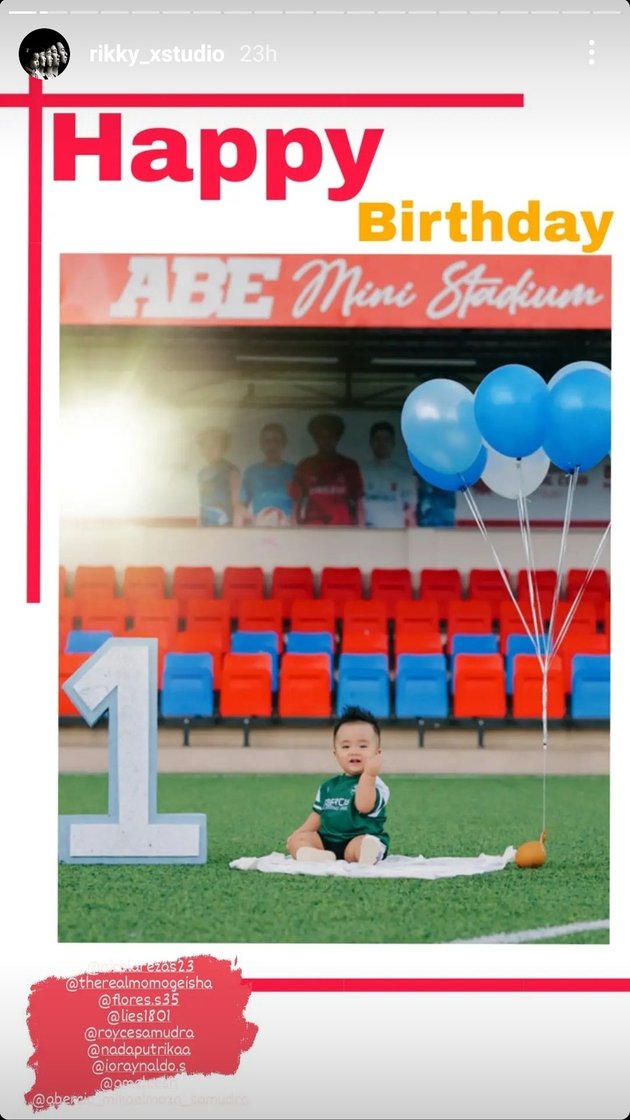 10 Portraits of Abe's First Birthday Party, Momo Geisha's Son, Luxurious with a Football Theme - Mother's Christmas Tree-Like Skirt Attracts Attention