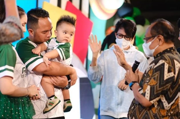 10 Portraits of Abe's First Birthday Party, Momo Geisha's Son, Luxurious with a Football Theme - Mother's Christmas Tree-Like Skirt Attracts Attention