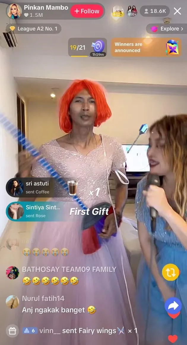 Potret Pinkan Mambo live TikTok bareng suami