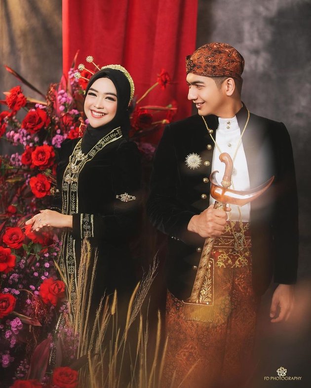 10 Portraits of Ria Ricis' Javanese-themed Prewedding, Groom's Smile and Her Melongonya Face Becomes the Highlight - Actually Funny Photos