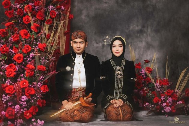 10 Portraits of Ria Ricis' Javanese-themed Prewedding, Groom's Smile and Her Melongonya Face Becomes the Highlight - Actually Funny Photos