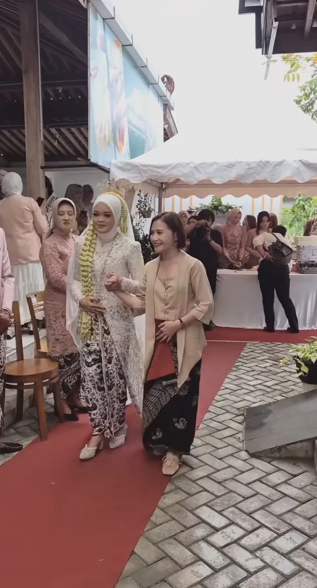 Prilly Latuconsina dampingi Fans yang menikah