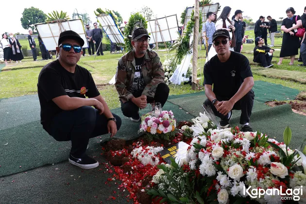 Proses Pemakaman Ricky Siahaan