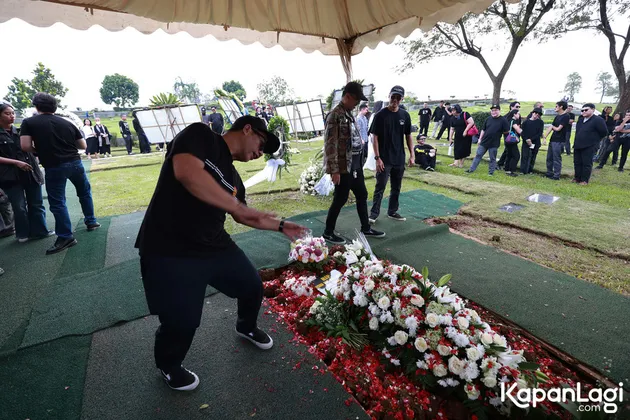 Proses Pemakaman Ricky Siahaan