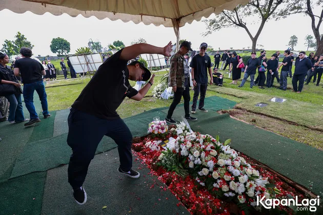 Proses Pemakaman Ricky Siahaan