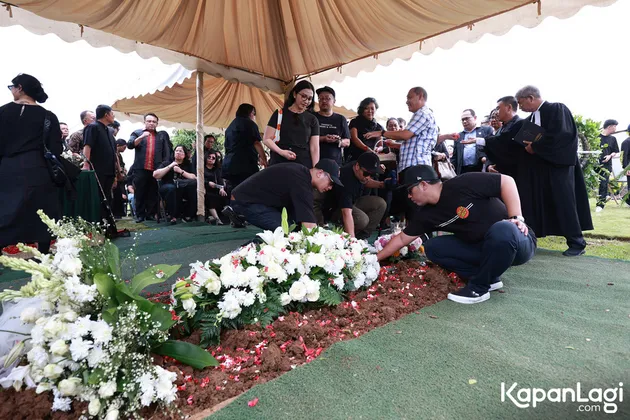 Proses Pemakaman Ricky Siahaan