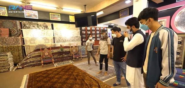 10 Pictures of Raffi Ahmad Visiting Atta Ul Karim's Carpet Business, Eating Together - Sleeping and Rolling on a Carpet Worth a House