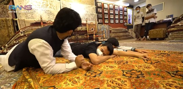 10 Pictures of Raffi Ahmad Visiting Atta Ul Karim's Carpet Business, Eating Together - Sleeping and Rolling on a Carpet Worth a House