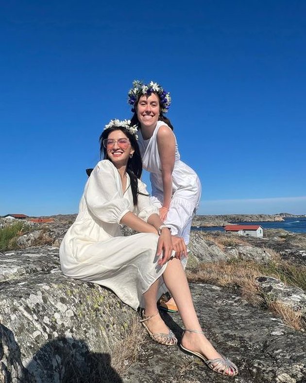 10 Photos of Raline Shah Celebrating the Midsommar Festival in Sweden, Beautifully Wearing Flower Crown - Netizens Scared Themselves Remembering the Movie