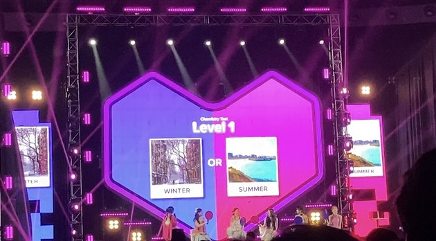 10 Photos of Red Velvet's Energetic Performance at Lazada Fest 12.12 and Playing Games Together