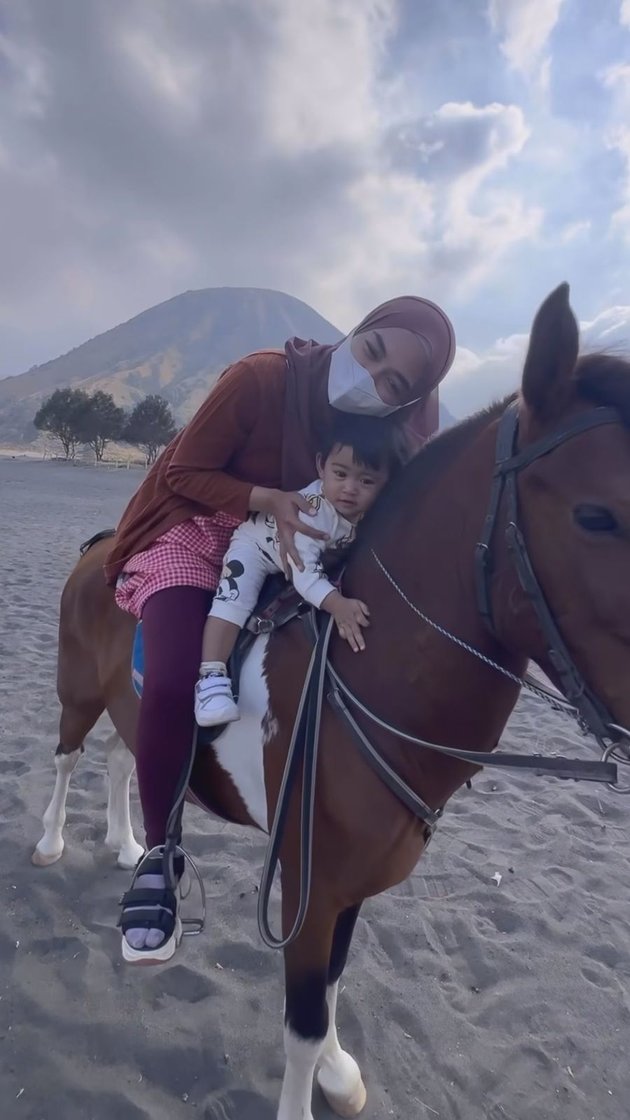 10 Photos of Ria Ricis Inviting Moana to Play in Bromo, First Time Riding a Horse - Feet Covered in Ash from the Fire