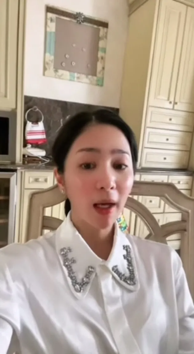 Bunga Zainal menyebut Youtuber yang ia temui di sebuah acara besar itu tak menyapanya. Padahal Bunga sudah sempat melemparkan senyum namun senyum itu tak berbalas.