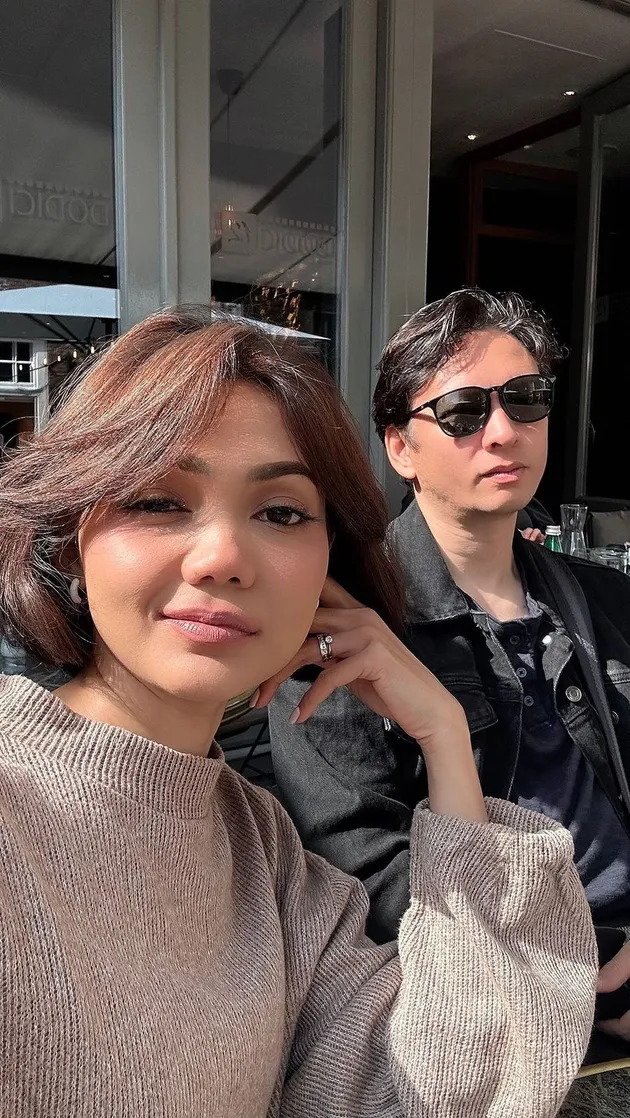 Rina Nose Sambangi Suami Bule di Belanda