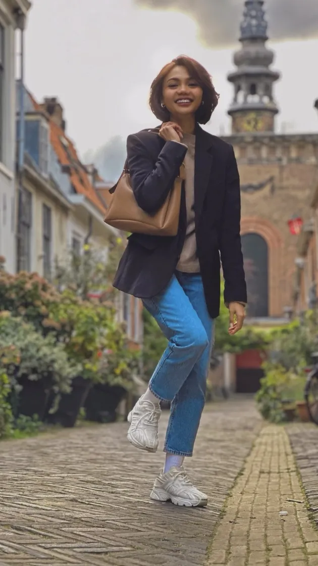 Rina Nose Sambangi Suami Bule di Belanda