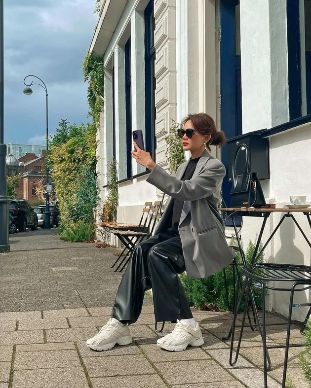 Rina Nose Sambangi Suami Bule di Belanda