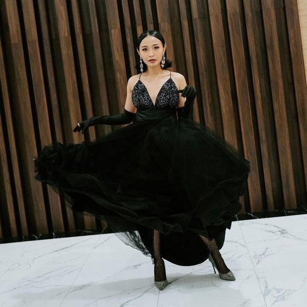Lewat media sosial instagramnya, Rinni Wulandari mengunggah foto dengan mengenakan busana gaun berwarna hitam.