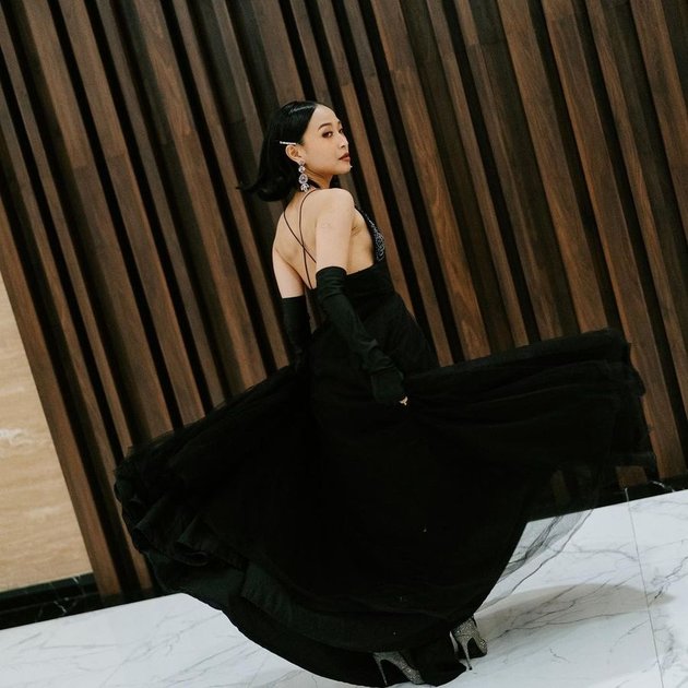 10 Portraits of Rinni Wulandari Wearing a Black Backless Dress with a High Slit, Looking Beautiful with Her Short Hair - Showing off Her Smooth Back