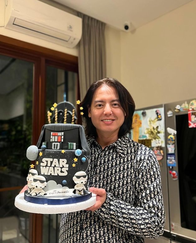 10 Portraits of Roger Danuarta Celebrating His 42nd Birthday, Surprised with 'STAR WARS' Themed Celebration - Showing Affection with Cut Meyriska