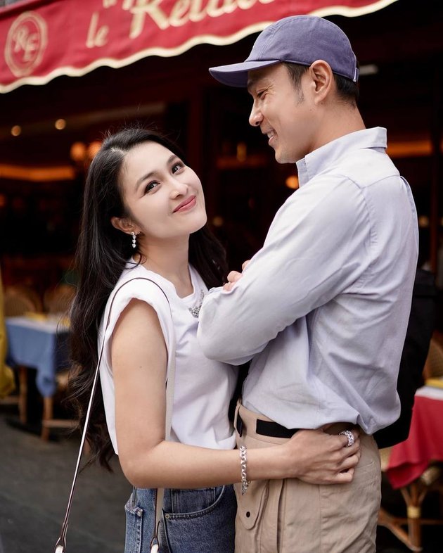10 Romantic Portraits of Sandra Dewi with Her Husband, Traveling Abroad - Dining at Luxury Restaurants