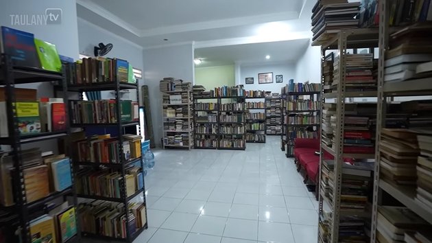 10 Portraits of Habib Husein Ja'far's Simple House, Having a Collection of Thousands of Books Like a Library