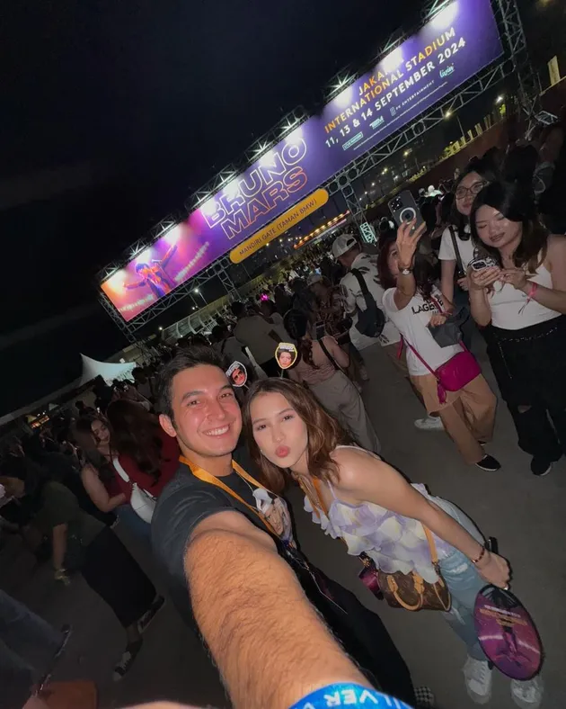 Sandrinna Michelle Nonton Konser Bruno Mars