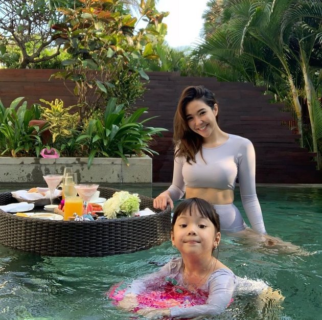 10 Celebrities Enjoying Floating Breakfast on the Swimming Pool, Making It Hard to Focus