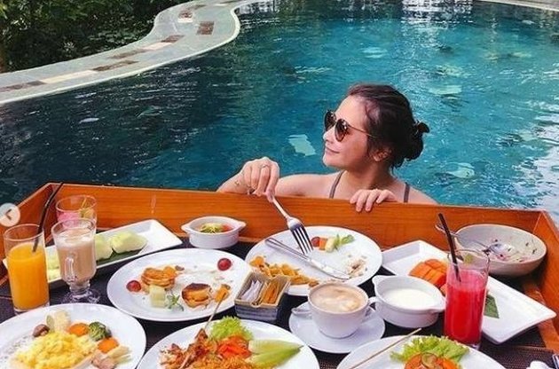 10 Celebrities Enjoying Floating Breakfast on the Swimming Pool, Making It Hard to Focus