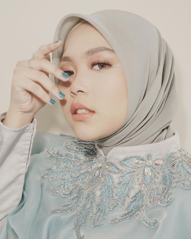 Wanita kelahiran 1999 ini menggunakan hijab berwarna abu-abu. Warna ini melambangkan keseriusan, kemandirian, dan tanggung jawab.