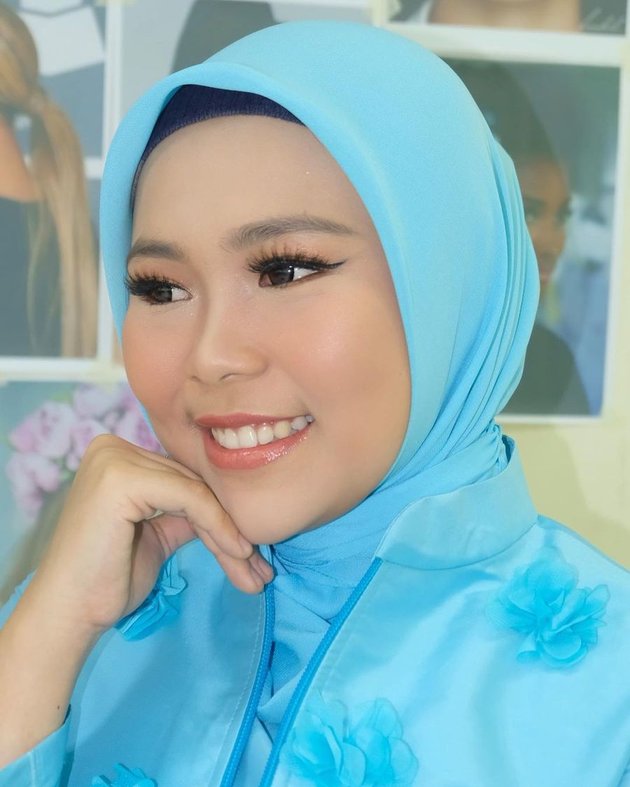 Wanita dengan nama asli Selfiyani ini juga memakai hijab berwarna biru muda.  Menurut psikologis, warna ini melambangkan kepercayaan sehingga banyak brand yang menggunakan warna ini. 
