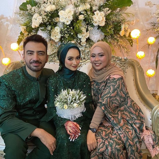 Selfi mengahdiri pernikahan Reza Zakarya dengan hijab berwarna cokelat muda yang dikombinasikan dengan gaun panjang bermotif daun. 