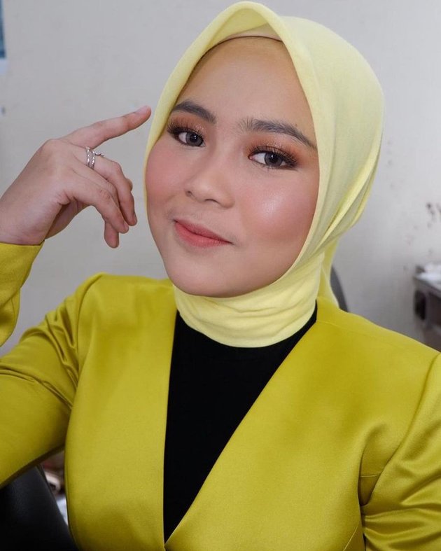 Penampilan Selfi yang energik di atas panggung menjadi cerminan secara psikologis dari warna kuning pada hijab yang ia kenakan. Warna kuning melambangkan energi dan optimisme.