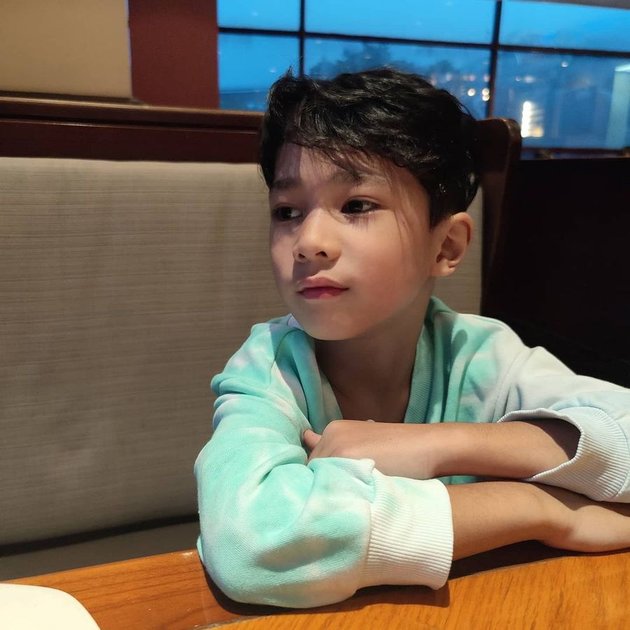 10 Portraits of Seth Ananda Putra, the Youngest Son of Marcell Siahaan and Rima Melati Adams, Getting Handsome at the Age of 6