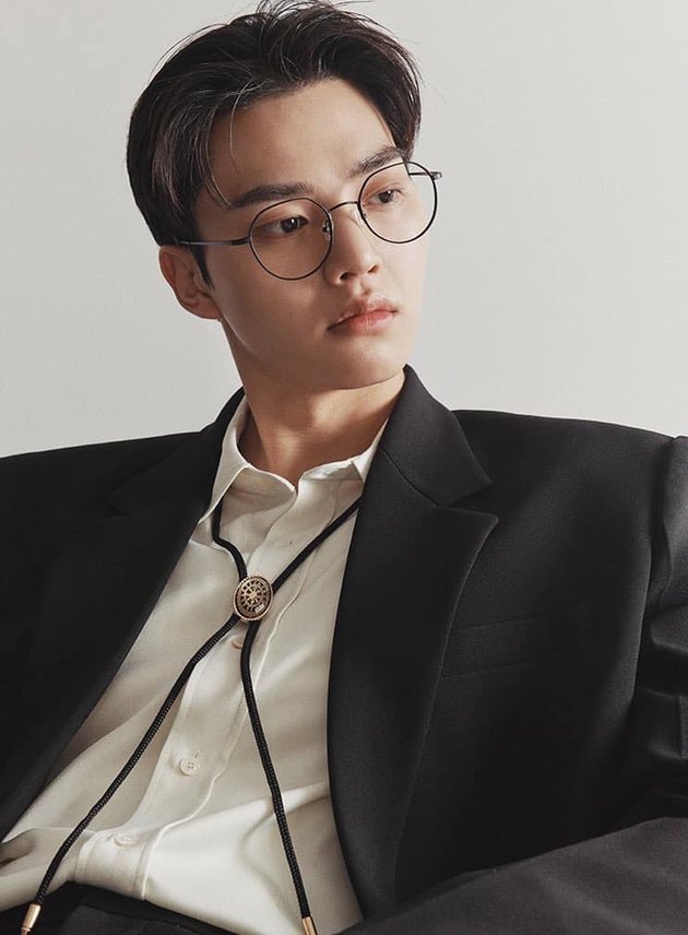 10 Portraits of Song Kang Showing Handsome and Handsome Visuals in 'CARIN' Eyewear Brand Photoshoot, Making Heart Beat Fast!