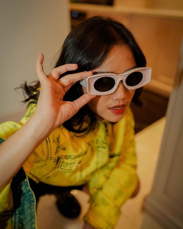 10 Photos of Fuji's Stylish Look, Wearing a Yellow Jacket and Black Sunglasses with Various Poses Making Thariq Halilintar's Comment the Highlight of 'TBL'